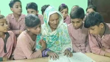 Salima Khan desde hace seis meses comenzó a estudiar junto a alumnos ocho décadas más jóvenes que ella.
