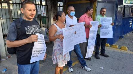 Pacientes renales realizaron un plantón este martes frente al hospital regional del Instituto Hondureño de Seguridad Social.
