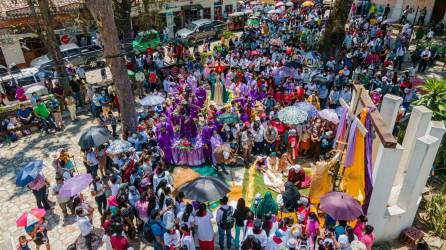 En Gracias, Lempira, los católicos devotos de Jesús participaron de lleno en las actividades del Viernes Santo, tanto en la procesión de la mañana como en el Santo Entierro por la tarde. Igual se vivió en La Ceiba, donde el viacrucis fue encabezado por el obispo Miguel Leniham.