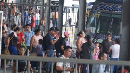 En la Gran Central Metropolitana de Buses, en el bulevar del sur de San Pedro Sula, los viajeros comenzaron a salir desde muy temprano este martes 26 de marzo.