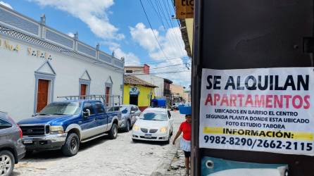 Un rótulo de apartamentos que alquilan en Santa Rosa de Copán.