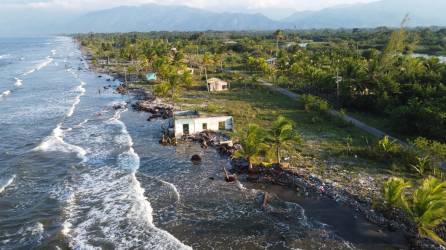 Por un lado, el río Cuyamel cambió el curso de su desembocadura; por otro, el mar se “comió” la comunidad. Allí todos creen que es cuestión de tiempo que todo desaparezca.