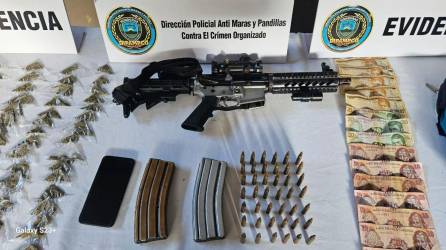 Fusil AR-15 decomisado a uno de los supuestos extorsinadores.