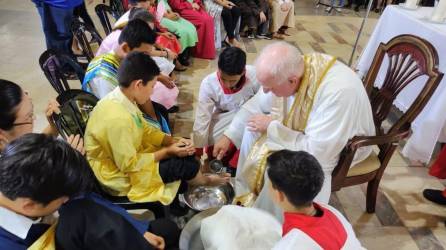 El Jueves Santo se conmemora la Institución de La Eucaristía también se conmemora la Institución de uno de los Sacramentos de entrega y abandono total al Señor: el Sacramento de La Orden Sacerdotal y La Vida de Servicio a los demás representado en el lavatorio de pies.