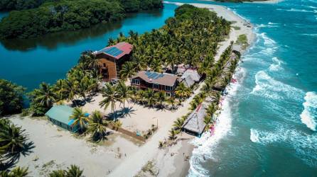 La playa se ha visto más afectada justo en el tramo más poblado de la aldea garífuna de Miami. Esta comunidad asienta en la estrecha barra que divide a la laguna Los Micos y el mar Caribe.