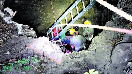 Pobladores y miembros del Cuerpo de Bomberos realizaron labores de rescate para sacar a Marlin Emanuel Osorto Ramírez y Delmer Anael Lagos.