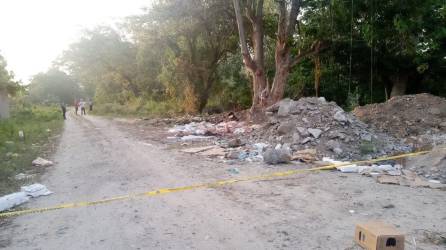 Escena donde fue encontrado el cadáver de un hombre en el bordo del río Bermejo de San Pedro Sula.