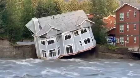 Varias casas fueron arrasadas por un río tras el desprendimiento de un glaciar.