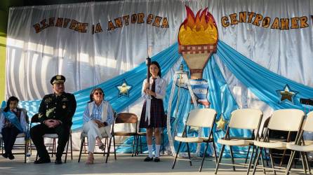 Una estudiante del Centro Educativo Alfa y Omega ostenta la Antorcha Centroamericana de La Paz en su arribo a Honduras la tarde de este jueves.