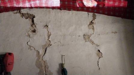 Las casas con paredes rajadas abundan en el norte de Comayagua. Las réplicas del sismo del pasado jueves 12 de octubre son el tema de conversación común ya que la tierra no ha parado de moverse.