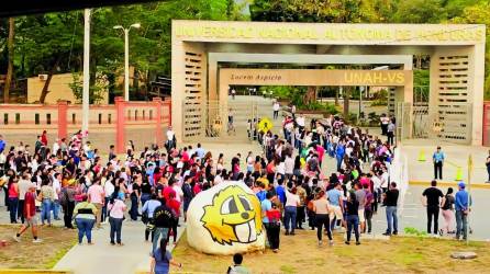 Estudiantes se forman en fila para ingresar a la Unah-vs.