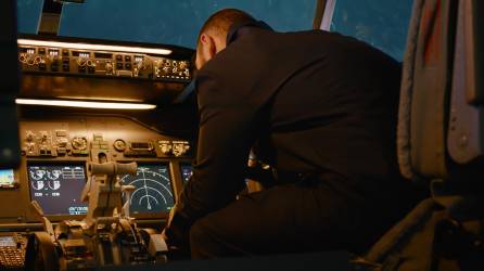 Fotografía referencial de un piloto en un avión comercial.