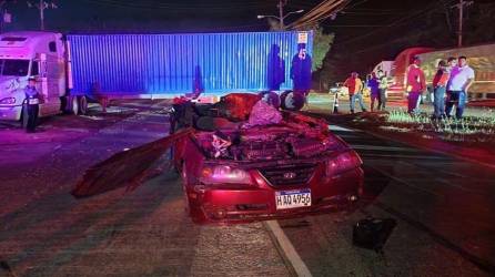 El carro Hyundai con placas HAQ4956 quedó destruido.