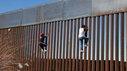 Las autoridades migratorias de EEUU reportaron la muerte de un inmigrante mexicano que cayó desde lo alto del muro tratando de ingresar ilegalmente a ese país./AFP.