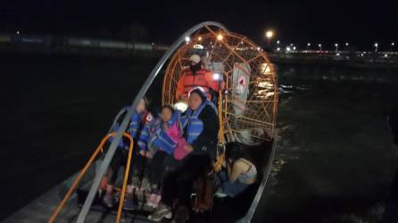 Seis migrantes hondureñas, entre ellas tres niñas, fueron rescatadas por agentes mexicanos de las frías aguas del río.