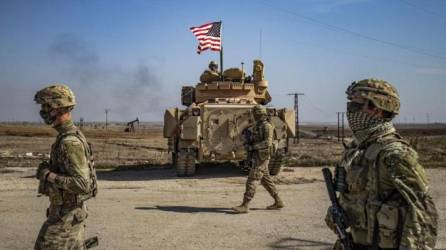 Soldados de Estados Unidos patrullan por los campos petrolíferos de Suwaydiyah, en la provincia de Hasakah, al noreste de Siria.