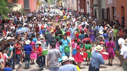 Los pequeños de los centros educativos rurales desfilaron ayer.