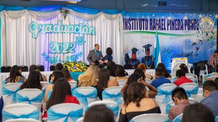 Fueron 23 alumnos que egresaron con excelencia académica en las tres carreras .