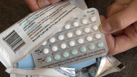 Fotografía muestra píldoras anticonceptivas Opill autorizadas por la FDA para venta sin receta en Estados Unidos.