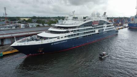 Autoridades de la Secretaría de Turismo, la Empresa Nacional Portuaria (ENP) y de la municipalidad de Puerto Cortés recibieron esta mañana al crucero de origen francés Dumont Durville.