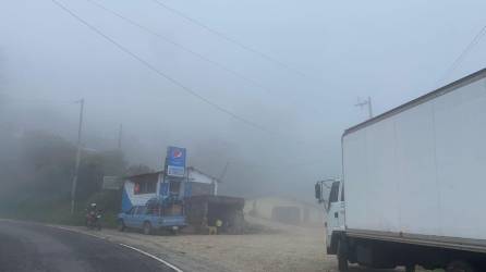 Carretera hacia Ocotepeque bajo neblina.