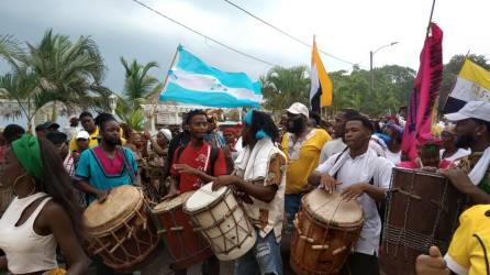 El oleaje del mar estuvo alterado y también hubo lluvias, pero esto no detuvo a los afrodescendientes en la conmemoración de su fecha, recordando aquel momento en que sus ancestros llegaron a Honduras.