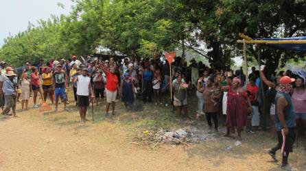 Centenares de habitantes de la etnia garifuna, han ocupado varias manzanas de tierra y exigen a las autoridades del Ina que lleguen a La Ceiba para que den respuesta a sus peticiones.