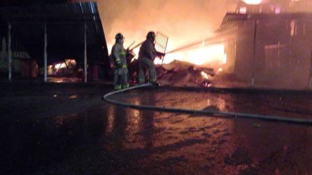 Los bomberos llegaron al barrio Medina para sofocar las llamas.