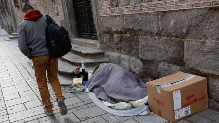 Una persona sin hogar en la puerta de una iglesia en el centro de Madrid. <i>EFE / MARISCAL</i>