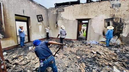 Voluntarios hondureños limpian los escombros que quedaron después que un incendio consumió la Curia Diocesana y antigua Real Audiencia de los Confines en Gracias, Lempira.