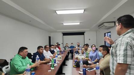 La reunión se realizó en las instalaciones de la Policía Municipal en la 20 calle del barrio Las Palmas.