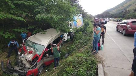 Una aparatosa colisión entre un pesado camión repartidor de churros y un bus rapidito dejó cómo resultado: cuantiosas pérdidas materiales para ambos automóviles y un total de 10 personas lesionadas en Copán.