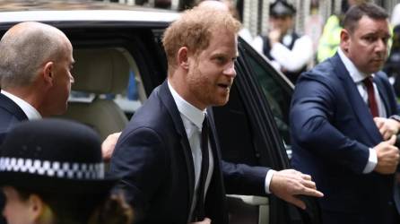 El hijo menor del rey Carlos III, el príncipe Harry llega hoy a Londres.