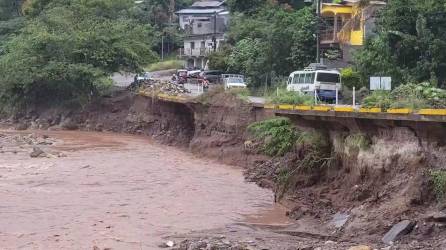 Un tramo carretero de la CA-11 que comunica a los municipios de Santa Rita, Cabañas y Copán Ruinas y de allí al punto fronterizo El Florido, está socavado y podría ceder.