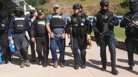 Fotografía de Luis Alfredo Escalante Landaverde siendo trasladado por agentes antidrogas.