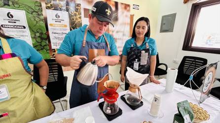 El barista profesional Elder Fuentes prepara café con método Chemex que permite disfrutar de una taza de café suave que resalta sabores y aromas naturales del grano procesado en La Labor, Ocotepeque.