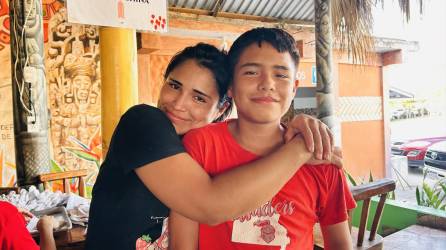 Ana Sofía Monge Sánchez y su hijo Erick Eduardo Monje trabajan juntos en un restaurante de La Entrada, Nueva Arcadia, Copán.