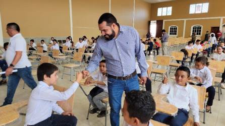 El alcalde Gerardo Mejía donó con su sueldo para comprar pupitres para niños en San Marcos de Ocotepeque.