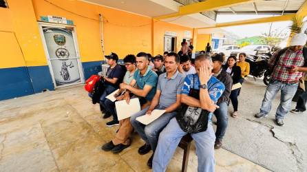 Personas esperan su turno en las instalaciones de la Dirección Nacional de Vialidad y Transporte en Santa Rosa de Copán.