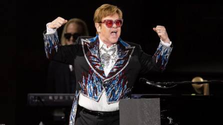 Elton John recibió el Emmy al mejor especial de un programa de variedades por la transmisión en directo de su concierto de despedida ‘Elton John Live: Farewell From Dodger Stadium’, presentado en Disney+.