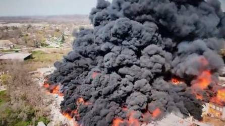 La gigantesca nube “tóxica” que provocó el incendio en una fábrica de plásticos en Richmond.