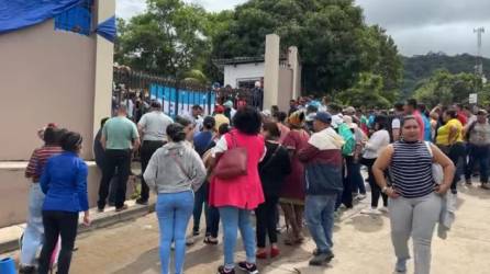 Simpatizantes de Libre se han enfrentado entre sí en la toma de la Dirección Departamental de Educación en Colón, con sede en Trujillo.