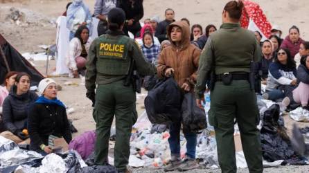 Cientos de migrantes acampan en la frontera entre California y Tijuana para solicitar asilo en EEUU.