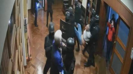 Un video difundido por el Gobierno de México muestra el momento en que varios policías se llevaron por la fuerza al exvicepresidente Glas de la embajada en Quito.