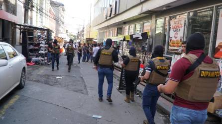 <b>Los agentes recorren el centro de la ciudad ysocializan los números de emergencia con los comerciantes.</b>