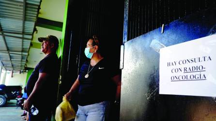<b>Pacientes acuden a tratamiento en la Liga contra el Cáncer en San Pedro Sula. Foto: LA PRENSA</b>