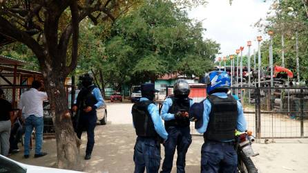 <b><span class=mln_uppercase_mln>Resguardo.</span></b> Elementos de la Policía estaban dando seguridad ayer en el punto de buses de SPS.