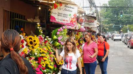 En víspera de San Valentín, los vendedores de flores tienen agenda llena de pedidos y muchos clientes se acercan a realizar sus pedidos al Mercado Guamilito, donde ellos se sitúan en mayoría.