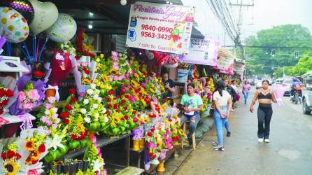 Los vendedores están abastecidos por la alta demanda, por lo que muchos trabajan por pedidos a través de redes sociales. Los girasoles y las rosas son las flores más populares, pese a que es temporada de tulipanes, una flor con un costo mayor. Fotos: José Cantarero