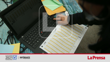 Una persona ingresa un acta de cierre del nivel electivo de diputados en el sistema del Trep para transmitirlos a Tegucigalpa. Fotos: Andro R. y Franklyn Muñoz